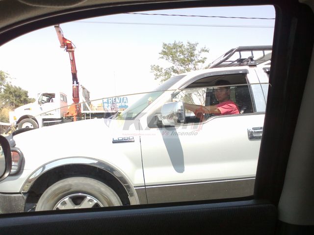 ESTE CONDUCTOR SE LA PASO TODA LA CALLE DE ARTEAGA Y AVENIDA CENTRAL, MANDANDO MENSAJES DE TEXTO EN EL CELULAR, ESTUVO APUNTO DE CHOCAR CON UN TRAILER..
.