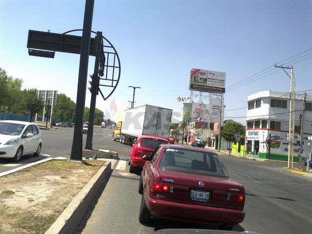 ESTE TRAILER SE PASO EL ALTO PARA PODER ENTRAR A LA EMPRESA Y LOS DOS AUTOS SIGUIENTES, POR NO TENER VISIBILIDAD DEL SEMAFORO TAMBIEN SE PASARON EL ALTO
.