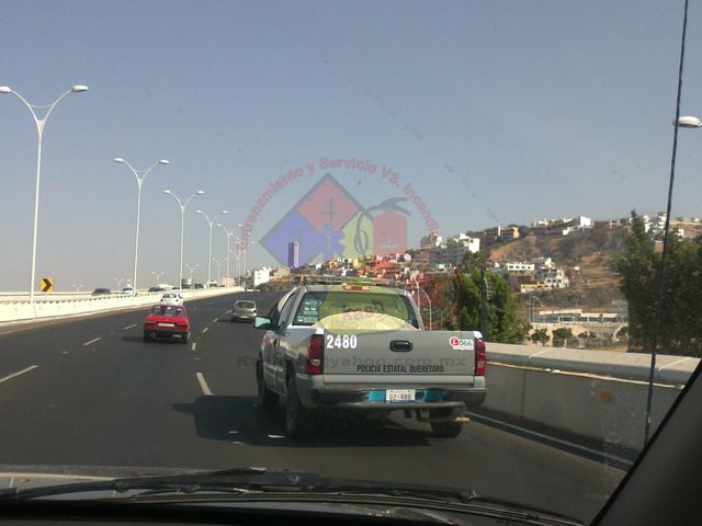 VEHÍCULO SIN LUCES, NO RESPETANDO LOS REDUCTORES DE VELOCIDAD ENTRANDO A LA CD. DE QUERÉTARO Y SIN CINTURÓN DE SEGURIDA