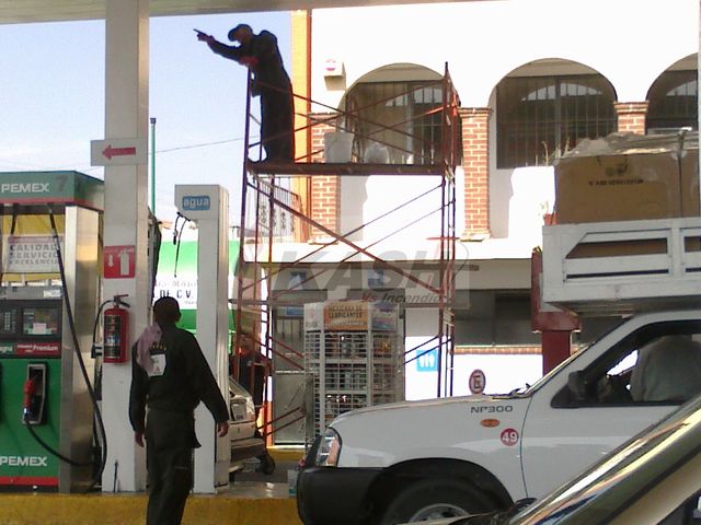 TRABAJADOR EN GASOLINERIA, SIN EQUIPO CONTRA CAIDAS, EL SEÑOR APROX ES UNA PERSONA DE ARRIBA DE 55 AÑOS
.